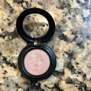 MAC Cosmetics jeté